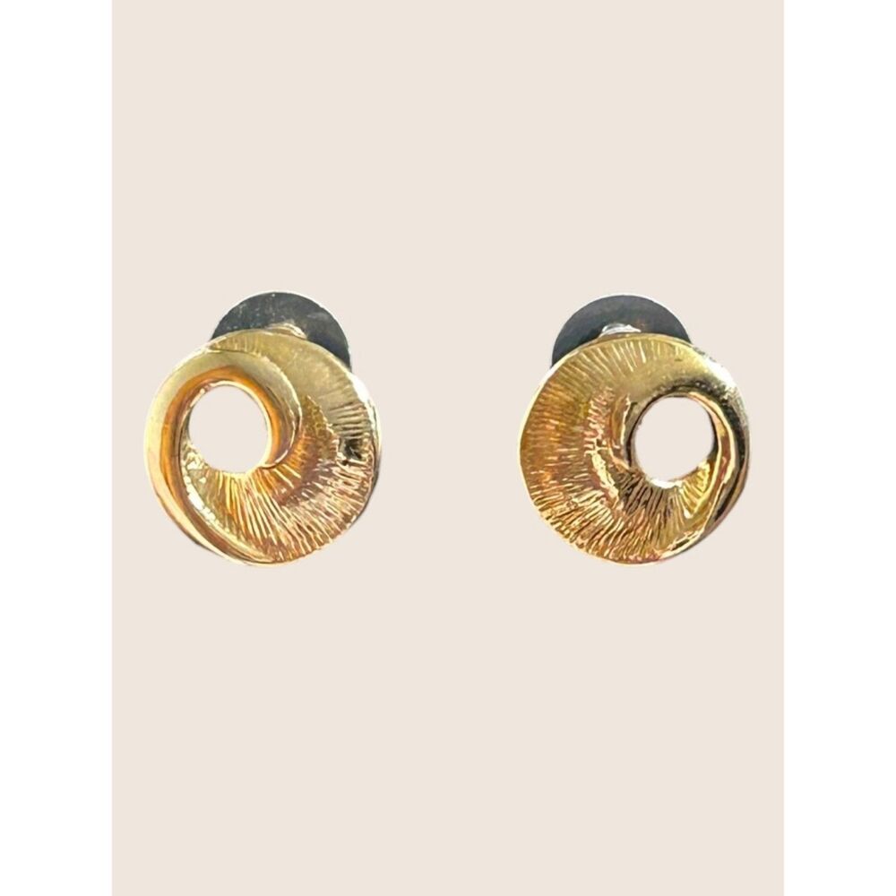 ✨ VTG 80s GOLD TONE CIRCLE SPIRAL SWIRL CUTOUT RIBBED CONCH SHELL STUD EARRINGS